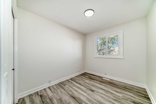 946 Berkley Drive Nw, Calgary, AB - Indoor Photo Showing Other Room