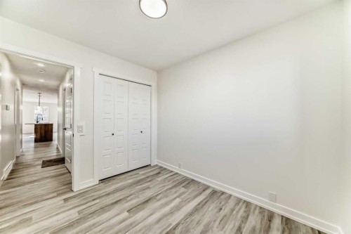 946 Berkley Drive Nw, Calgary, AB - Indoor Photo Showing Other Room