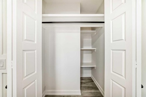 946 Berkley Drive Nw, Calgary, AB - Indoor Photo Showing Other Room