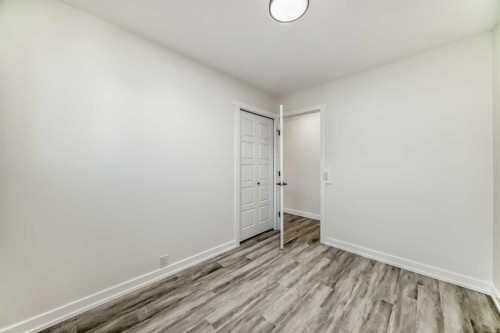 946 Berkley Drive Nw, Calgary, AB - Indoor Photo Showing Other Room