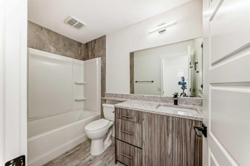 946 Berkley Drive Nw, Calgary, AB - Indoor Photo Showing Bathroom