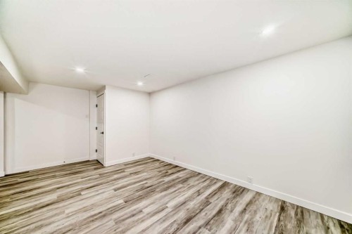 946 Berkley Drive Nw, Calgary, AB - Indoor Photo Showing Other Room
