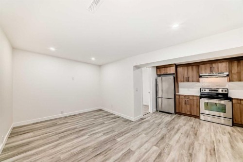 946 Berkley Drive Nw, Calgary, AB - Indoor Photo Showing Kitchen