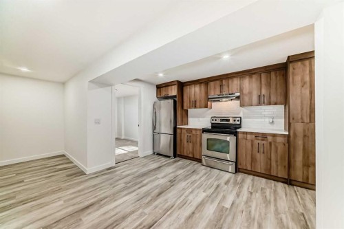 946 Berkley Drive Nw, Calgary, AB - Indoor Photo Showing Kitchen