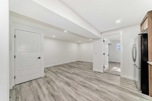 946 Berkley Drive Nw, Calgary, AB - Indoor Photo Showing Other Room