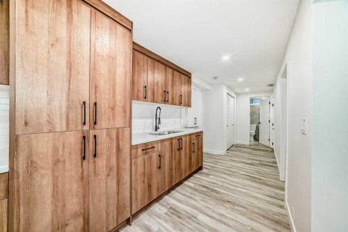 946 Berkley Drive Nw, Calgary, AB - Indoor Photo Showing Kitchen