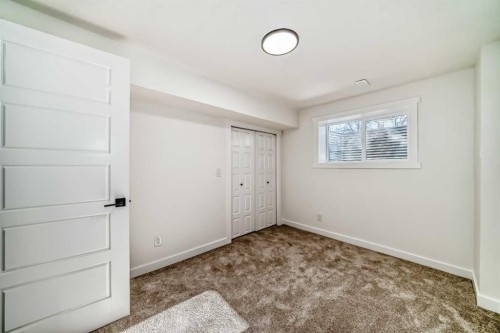 946 Berkley Drive Nw, Calgary, AB - Indoor Photo Showing Other Room