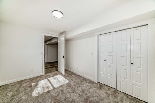 946 Berkley Drive Nw, Calgary, AB - Indoor