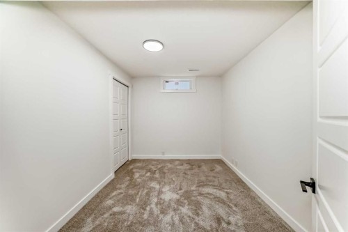 946 Berkley Drive Nw, Calgary, AB - Indoor Photo Showing Other Room