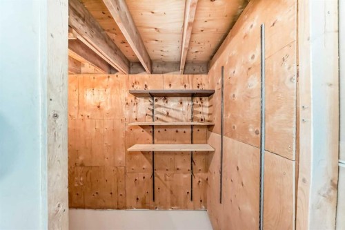 946 Berkley Drive Nw, Calgary, AB - Indoor Photo Showing Other Room