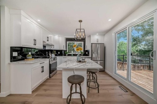 128 Cantrell Place Sw, Calgary, AB - Indoor Photo Showing Kitchen