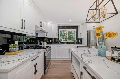 128 Cantrell Place Sw, Calgary, AB - Indoor Photo Showing Kitchen