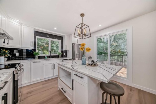 128 Cantrell Place Sw, Calgary, AB - Indoor Photo Showing Kitchen