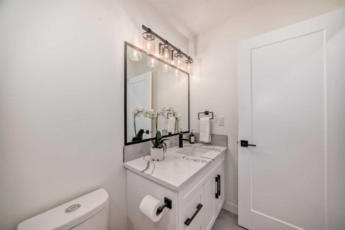 128 Cantrell Place Sw, Calgary, AB - Indoor Photo Showing Bathroom