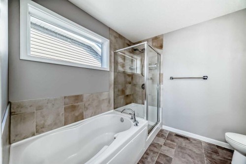 392 Auburn Crest Way Se, Calgary, AB - Indoor Photo Showing Bathroom