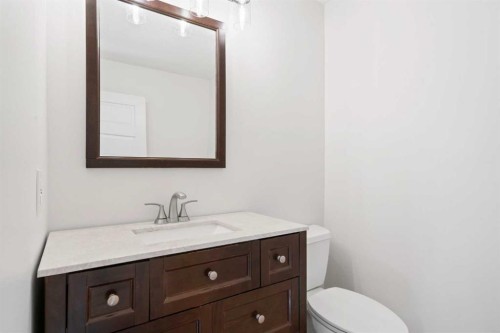 739 19 Avenue Nw, Calgary, AB - Indoor Photo Showing Bathroom