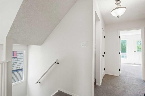 739 19 Avenue Nw, Calgary, AB - Indoor Photo Showing Other Room