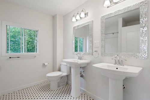 739 19 Avenue Nw, Calgary, AB - Indoor Photo Showing Bathroom