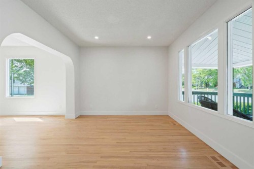 739 19 Avenue Nw, Calgary, AB - Indoor Photo Showing Other Room