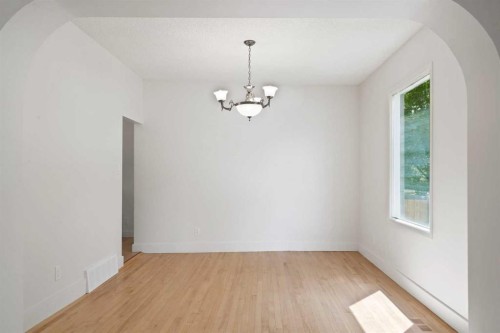 739 19 Avenue Nw, Calgary, AB - Indoor Photo Showing Other Room