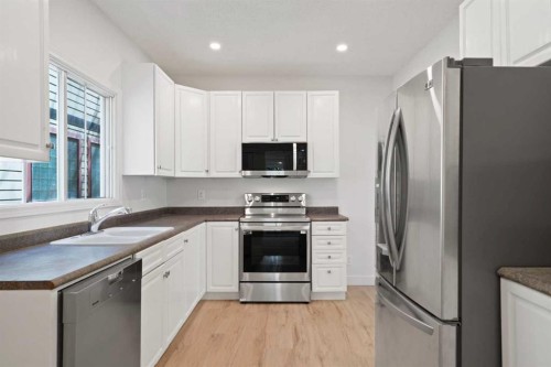 739 19 Avenue Nw, Calgary, AB - Indoor Photo Showing Kitchen