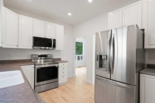 739 19 Avenue Nw, Calgary, AB - Indoor Photo Showing Kitchen