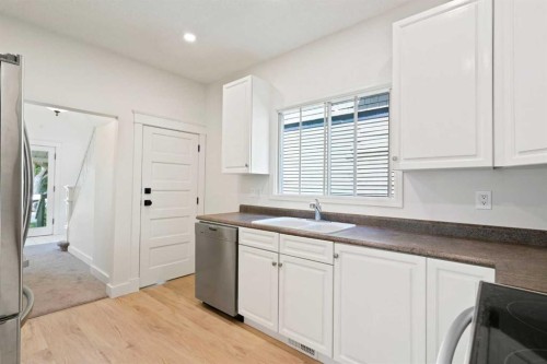 739 19 Avenue Nw, Calgary, AB - Indoor Photo Showing Kitchen