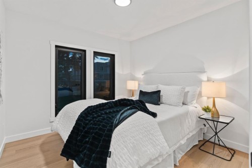 4940 45 Street Sw, Calgary, AB - Indoor Photo Showing Bedroom