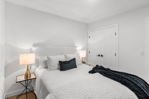 4940 45 Street Sw, Calgary, AB - Indoor Photo Showing Bedroom