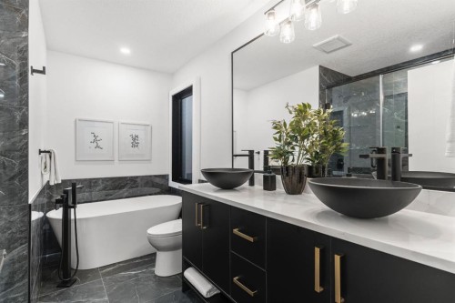 4940 45 Street Sw, Calgary, AB - Indoor Photo Showing Bathroom