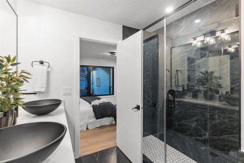 4940 45 Street Sw, Calgary, AB - Indoor Photo Showing Bathroom