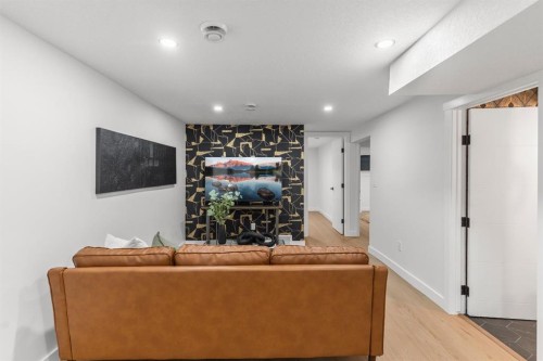 4940 45 Street Sw, Calgary, AB - Indoor