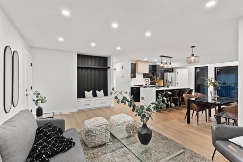 4940 45 Street Sw, Calgary, AB - Indoor Photo Showing Living Room