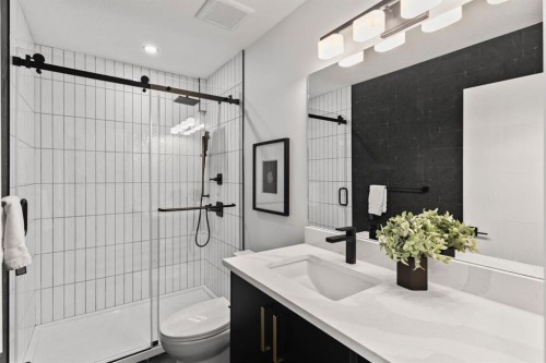 4940 45 Street Sw, Calgary, AB - Indoor Photo Showing Bathroom