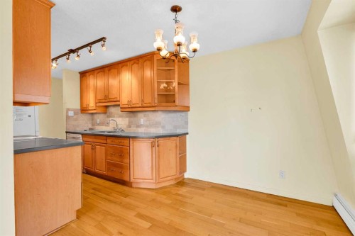 301-508 Cedar Crescent Sw, Calgary, AB - Indoor Photo Showing Kitchen
