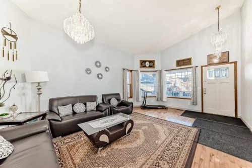 11 San Diego Green Ne, Calgary, AB - Indoor Photo Showing Living Room