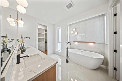 2519 19A Street Sw, Calgary, AB - Indoor Photo Showing Bathroom