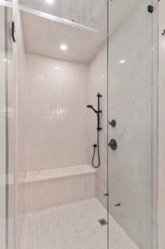 2519 19A Street Sw, Calgary, AB - Indoor Photo Showing Bathroom
