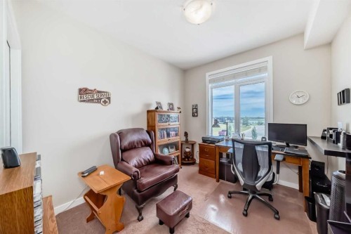 207-1005B Westmount Drive, Strathmore, AB - Indoor Photo Showing Office