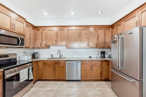 207-1005B Westmount Drive, Strathmore, AB - Indoor Photo Showing Kitchen