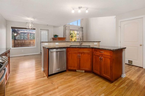 38 Autumn Gardens Se, Calgary, AB - Indoor Photo Showing Kitchen