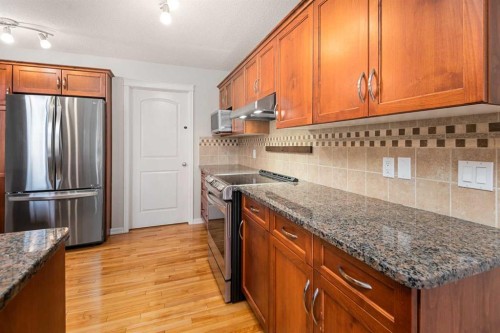 38 Autumn Gardens Se, Calgary, AB - Indoor Photo Showing Kitchen