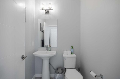 190 Magnolia Square Se, Calgary, AB - Indoor Photo Showing Bathroom