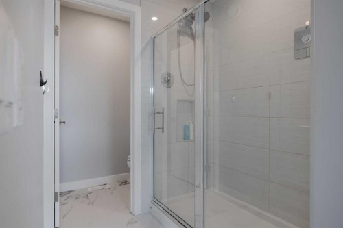 190 Magnolia Square Se, Calgary, AB - Indoor Photo Showing Bathroom
