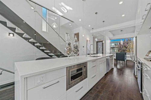 2115 Bowness Road Nw, Calgary, AB - Indoor Photo Showing Kitchen With Upgraded Kitchen