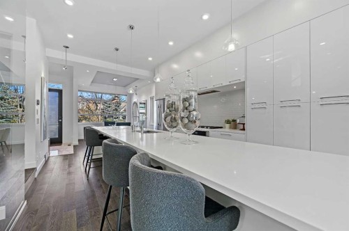 2115 Bowness Road Nw, Calgary, AB - Indoor Photo Showing Other Room