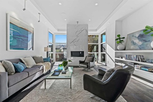 2115 Bowness Road Nw, Calgary, AB - Indoor Photo Showing Living Room
