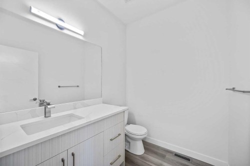 2217 42 Street Se, Calgary, AB - Indoor Photo Showing Bathroom