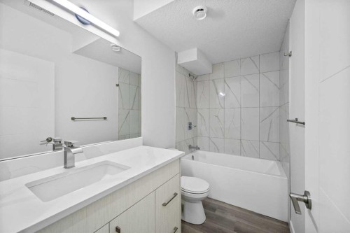 2217 42 Street Se, Calgary, AB - Indoor Photo Showing Bathroom