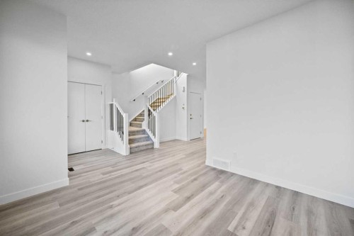 2217 42 Street Se, Calgary, AB - Indoor Photo Showing Other Room
